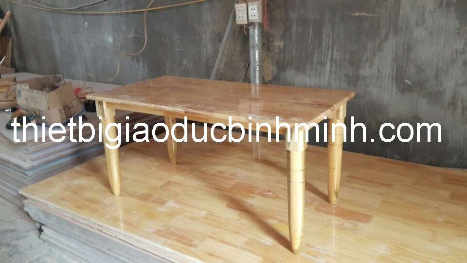 Bàn mầm non gỗ cao su